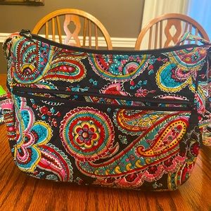 1 outside zipped pocket & 2 side slip pocket, 1 inside zipped & 2 slip pockets